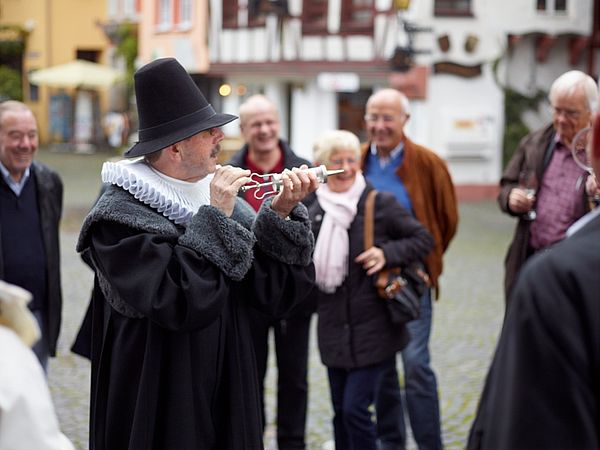 Gästeführer der Doctor-Wein-Tour in Bernkastel-Kues hält Equipment (Spritze) in den Händen. 